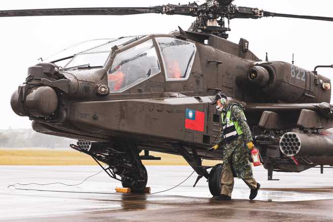 AH-64E攻击直升机在机身两侧喷涂国旗。（取自国防部发言人脸书）