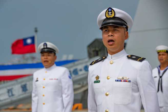 图为国军领唱国歌。（取自国防部发言人脸书）