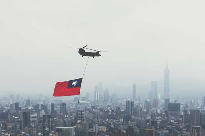 CH-47SD直升机吊挂巨幅国旗，通过总统府前广场上空。（取自中华民国陆军脸书）
