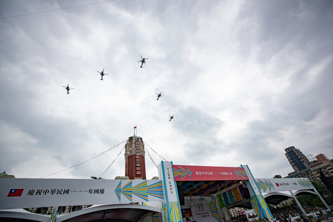 5架AH-64E直升机採大雁队形，自总统府上空通过。（取自中华民国陆军脸书）