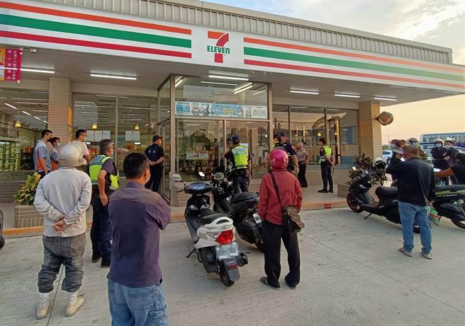 警方強調，獲報後派出線上員警趕到現場，發現蘇男持菜刀佔據超商櫃台，還很愜意的在吃食物，隨即以優勢警力將其制伏。(民眾提供／吳建輝彰化傳真)