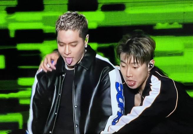 Jay Park（右）跟嘉宾周汤豪两人在台上卖力演出。（读者提供）