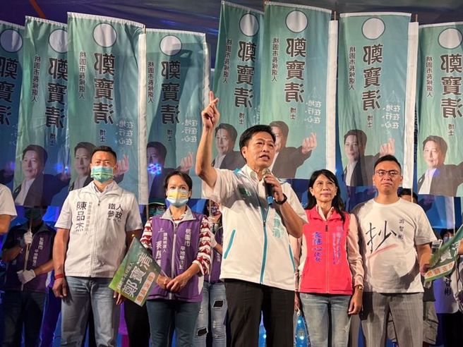 郑宝清(中)主张以「城市CEO」市长的角色定位来领导治理桃园市政，要赚钱给老百姓花。（图／取自郑宝清脸书）