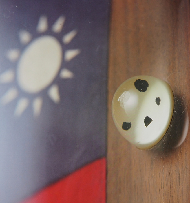 国立自然科学博物馆10日分享馆藏，压克力球中米粒大小的物质就是月岩。（图／翻摄国立自然科学博物馆脸书）