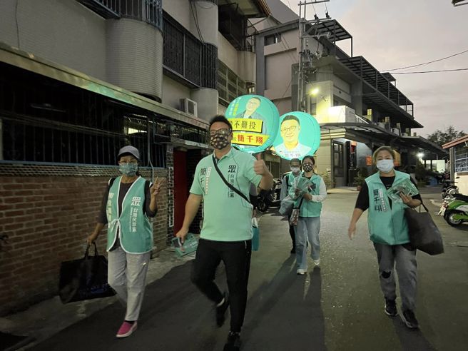 简千翔(中)贴心提醒民眾，最近早晚天气转凉，大家外出记得带着薄外套，不要着凉。（图／取自简千翔脸书）