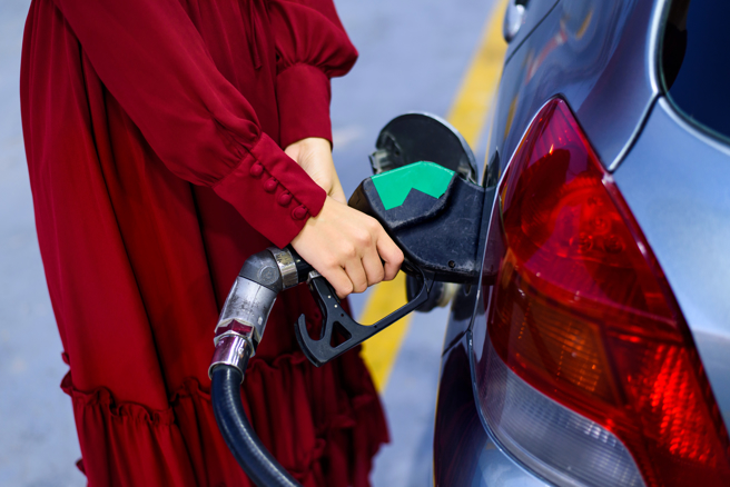 有对公务员夫妻因去加油站加完油后，送的赠品没有「卫生纸」，竟怒呛员工「我的手表能买妳的命」。（示意图/shutterstock）