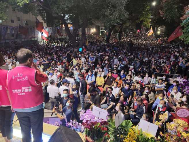 许采蓁举办竞选总部成立大会，前高雄市长韩国瑜登台情义相挺掀起了一波人气热潮。（图／取自韩国瑜脸书）