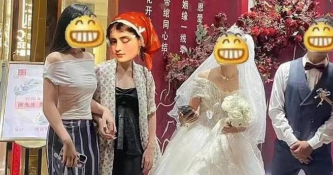 姊妹乱入婚宴。（图／翻摄自微博）