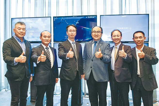 精英電腦以歐洲巴士營運商的成功經驗，打造國際標準「新世代客運巴士智慧車機暨行控雲平台」，於台灣四個縣市示範場域落地。圖左二為精英電腦副董事長王金來，圖右一為精強科技總經理鄭明輝。圖／精英電腦提供