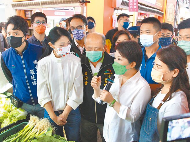 民眾党新竹市长参选人高虹安（前左二）9日以立委身分参访台中建国市场，由台中市长卢秀燕（前右二）说明市场迁建经验。（中央社）