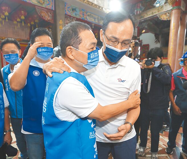 新北市議員林金結（左）與新北市長侯友宜（中）9日舉辦聯合造勢大會，黨主席朱立倫（右）、侯友宜兩人一見面就先來個大大的擁抱，用行動打破朱侯心結的傳聞。（陳怡誠攝）