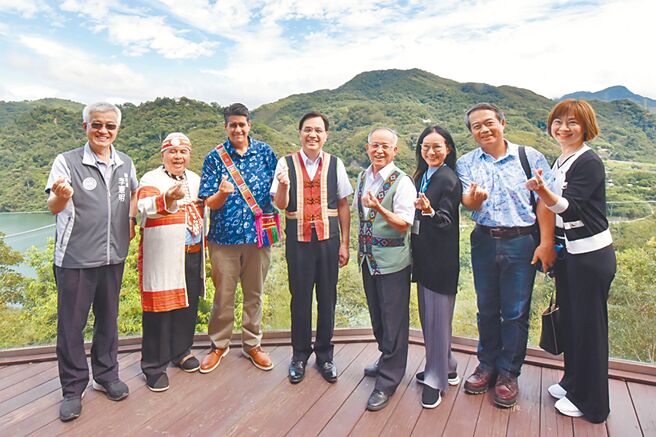 帛琉共和国总统惠恕仁（左三）访团一行9日到桃园市復兴区，见证原民会主委夷将．拔路儿（左四）与帛琉人力资源、文化、观光暨发展部签署合作瞭解备忘录。（原住民族委员会提供）