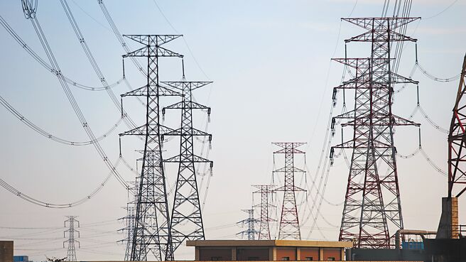 图为台中地区的变电塔。（本报资料照片）