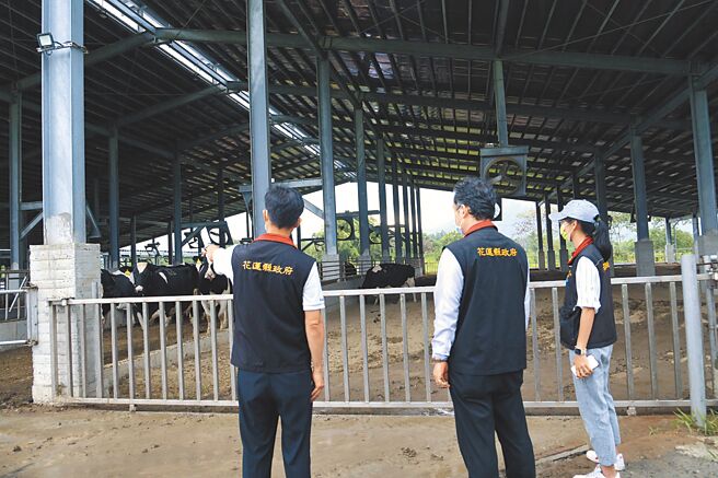 花莲县光復乡一处大型养牛场因不时散发恶臭，遭附近居民质疑偷排放畜牧粪尿，担心对环境造成污染，花莲县环保局前往稽查，要求业者确实将粪尿暂存槽盖紧闭，避免异味扩散，并遵守环保相关法令。（花莲县政府提供／罗亦晽花莲传真）