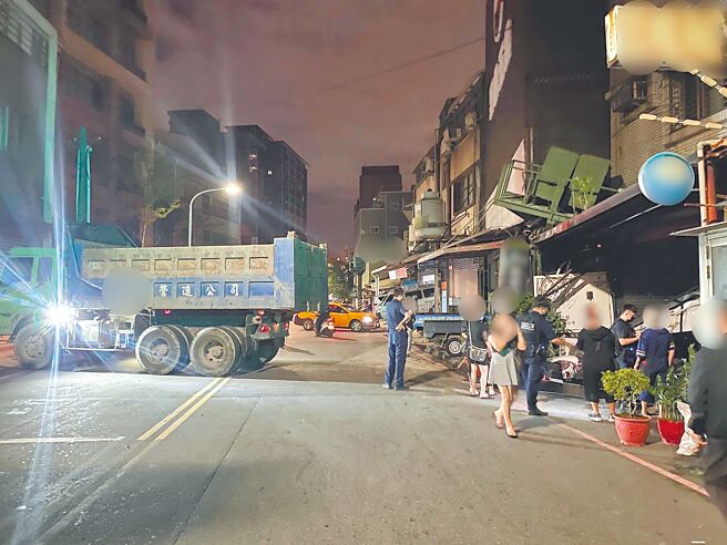 31岁吴姓男子与人发生口角后开砂石车衝撞店家，警方获报到场将他逮捕，并测出酒精浓度高达1.2毫克，依公共危险及毁损罪嫌移送法办。（新北市新庄警分局提供／吕健豪新北传真）（饮酒过量 有害健康）