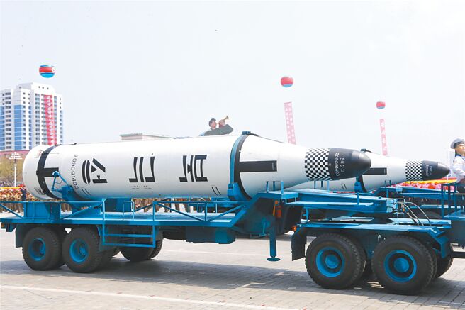 北韩在「朝鲜劳动党」建党77周年纪念前夕，于9日凌晨从东岸附近朝东试射2枚弹道飞弹，推测均掉落日本专属经济区外侧的日本海。图为平壤举行的阅兵式上拍摄的“北极星—2”型潜射中程弹道导弹。（新华社）