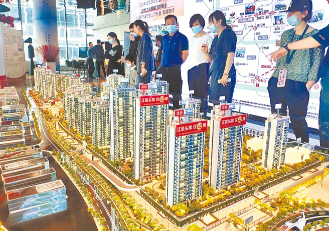 大陆今年已至少有天津、绍兴、潮州、珠海等超过30个城市发布公积金贷款新政，明确指出可让直系亲属提取住房公积金，来助力购房者支付购房款或偿还房贷。（中新社）