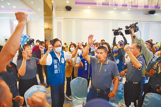 國民黨桃園市長參選人張善政（左二）參加桃園市金門烈嶼同鄉會會員大會，受到熱烈歡迎。（呂筱蟬攝）