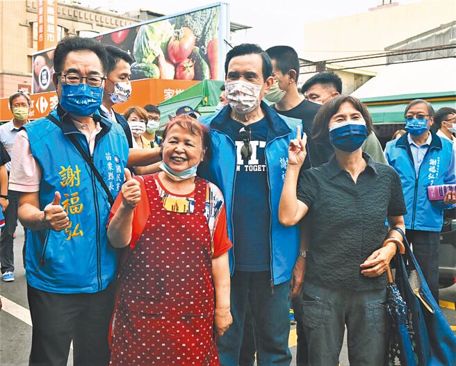 前总统马英九昨天到苗栗陪同国民党提名参选人谢福弘前往竹南、头份市场扫街拜票，对于党内分裂，马英九避而不谈，并称谢是苗栗声量最高的参选人。（李京升摄）