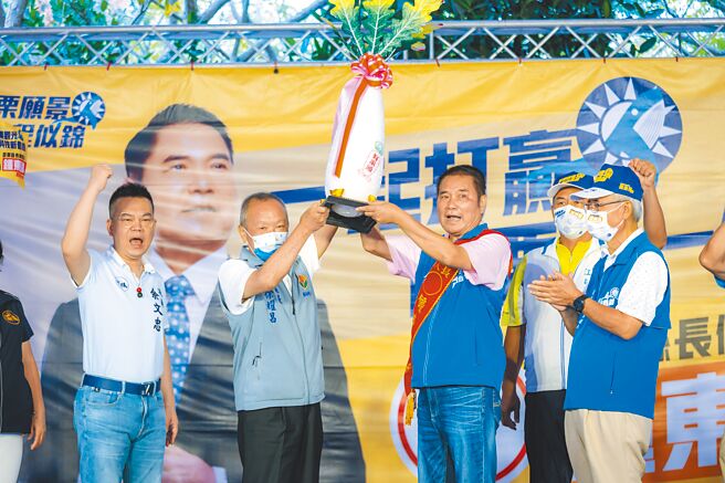 无党苗栗县长参选人锺东锦3天连假马不停蹄，在苗栗县长徐耀昌等人陪同下，一口成立7乡镇市竞选总部。（锺东锦竞选团队提供／李京升苗栗传真）