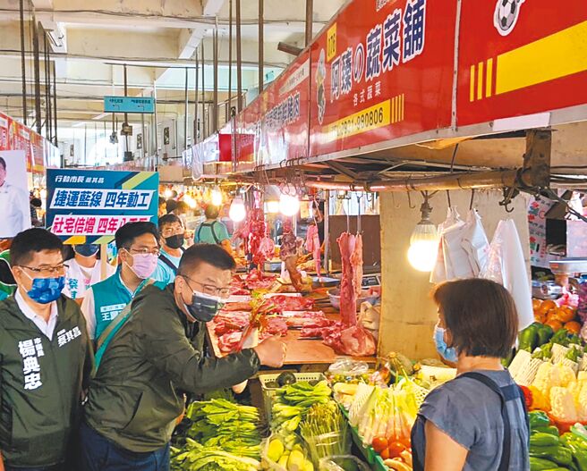 台中市長參選人蔡其昌9日回防海線大本營，前往梧棲早市掃街拜票。（陳淑娥攝）