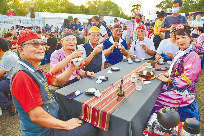 南投世界茶业博览会「千人茶会」9日登场，场面热闹。（南投县政府提供／廖志晃南投传真）