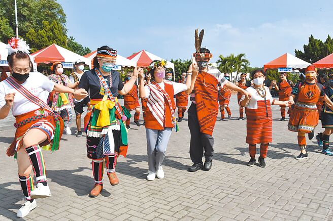 彰化县长王惠美（左三）参加原住民文化节活动，与现场原住民同欢，她说，彰化县有6000多位原住民族人，原住民族文化节就像办喜事一样，与大家一起感受对这块土地的热爱。（县府提供／吴建辉彰化传真）