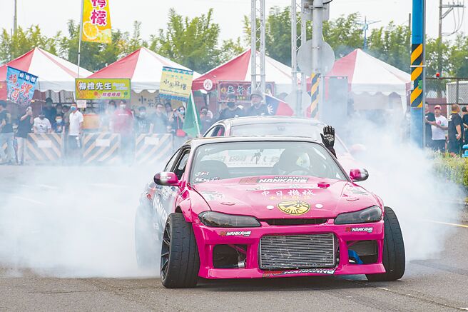 嘉义市商圈文化促进协会与嘉义市政府9日起连续2天在湖美一路举行刺激的跑车动态秀，以及0至400直线加速赛，逾200辆超跑集结竞速。（嘉义市政府提供／吕妍庭嘉义传真）