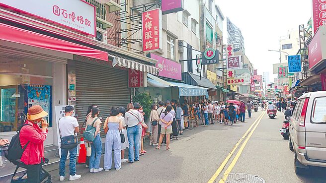 国庆连假涌现人潮，台南市中西区着名美食店家仍吸引游客大排长龙。（程炳璋摄）