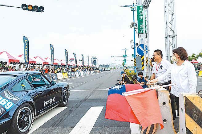 嘉义市9日起连续2天在湖美一路举行刺激的跑车动态秀，嘉义市长黄敏惠等人挥动国旗为赛车手加油打气。（嘉义市政府提供／吕妍庭嘉义传真）