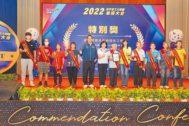 雲林縣長張麗善（左六）頒發「特優特別獎」給蓮心關懷協會補路志工隊。（雲林縣政府提供／周麗蘭雲林傳真）