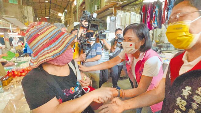 国民党高雄市长参选人柯志恩（右二）9日在市议员黄绍庭（右）陪同下到苓雅区三和市场扫街。（柯宗纬摄）