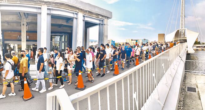 为了让船只通过，大港桥旋转让出航线，大桥两端的民眾等了近20分钟才得以上桥，一开放上桥，民眾便蜂拥而上，因人数眾多，民眾花了快10分钟才顺利走下桥。（杨舒婷摄）