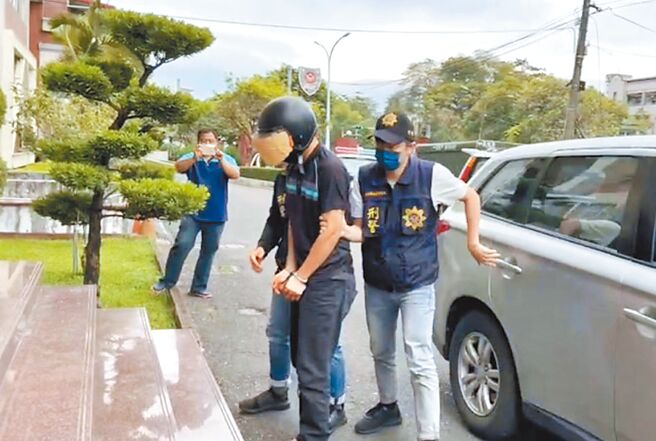 罗男（中）缺钱抢劫，竟又觊觎被害人美色，既劫财又劫色，一审遭法官重判20年徒刑。（警方提供／林和生屏东传真）