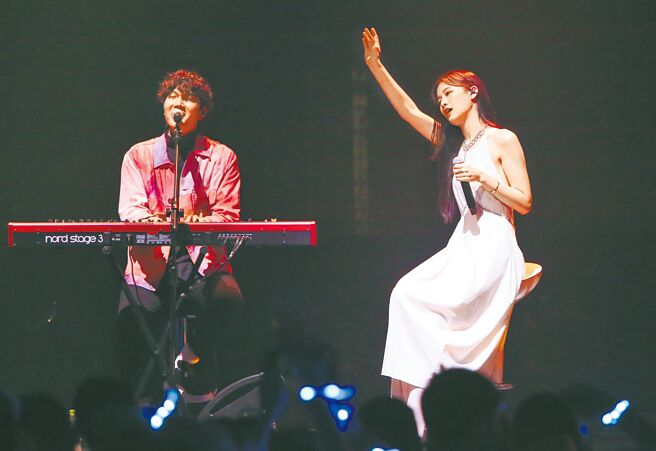 小玉（左起）昨与千千合唱〈无所事事〉等歌。（陈俊吉摄）