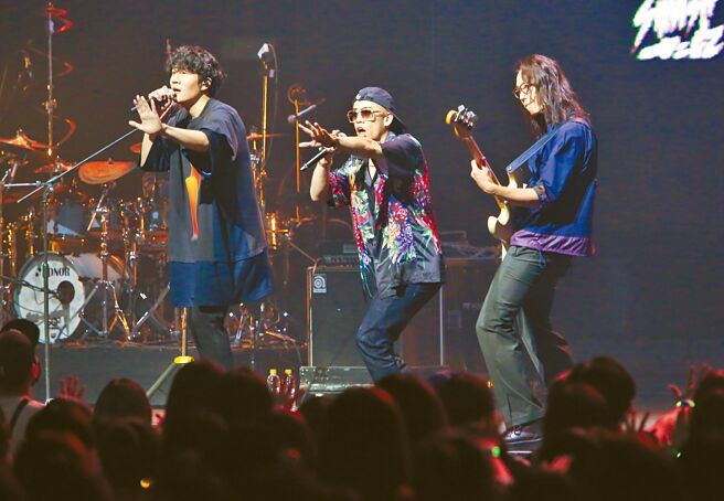 小玉（左起）、违法SmashRegz的吕士轩及方Q昨同台合作。（陈俊吉摄）