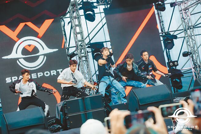 天王星团员昨卖力演出，小孩（中）独唱时台下尖叫声不断。（太空港音乐艺术音乐节提供）