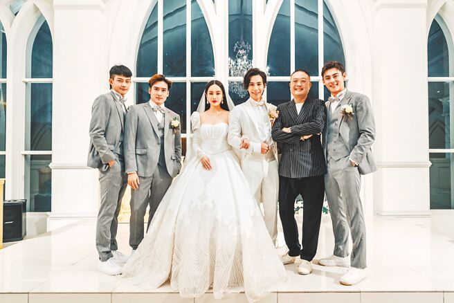 知名经纪人辛志谕（右二起）的侄子洪聆翔与美妆部落客夏曼娣办婚礼，张庭瑚（左起）、沈建宏、陈奕担任伴郎。（美式生活婚礼婚纱提供）