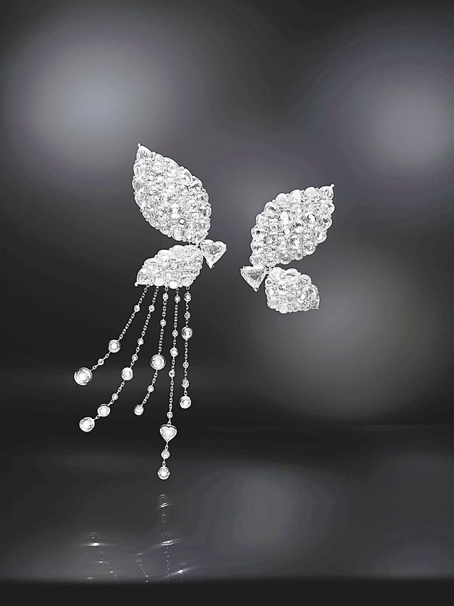 蕭邦為瑪麗亞凱莉設計的蝴蝶耳環不對稱設計，一左一右分列在兩側，猶如展翅高飛。（CHOPARD提供）