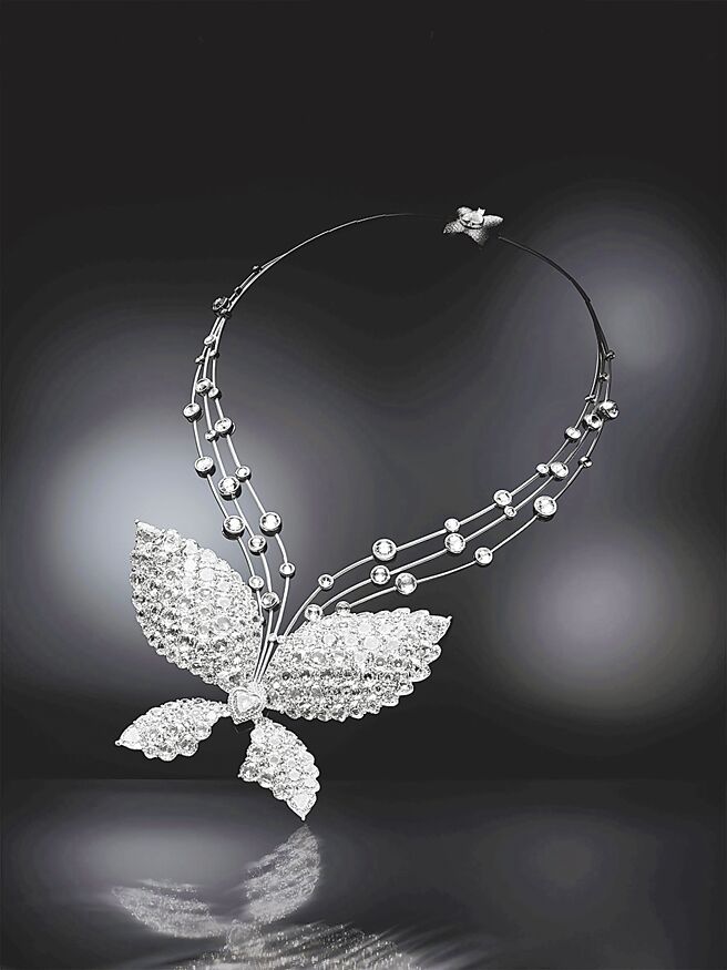 蕭邦為瑪麗亞凱莉設計的蝴蝶鑽石項鍊，正中央的心型鑽石落在胸前，有著「唱出心聲」的意義。（CHOPARD提供）