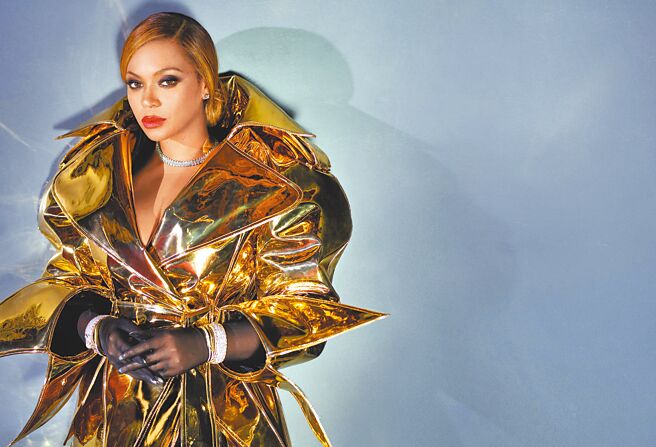 碧昂絲在TIFFANY廣告中佩戴多款頂級珠寶，奢華破表。（TIFFANY & CO.提供）