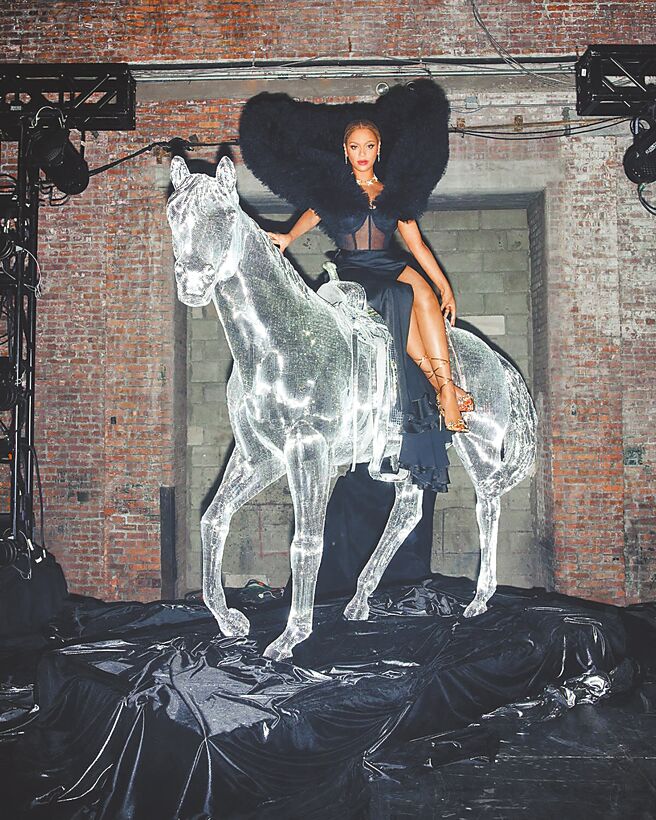 碧昂絲在專輯MV中騎馬英姿，也出現在TIFFANY廣告中。（TIFFANY & CO.提供）