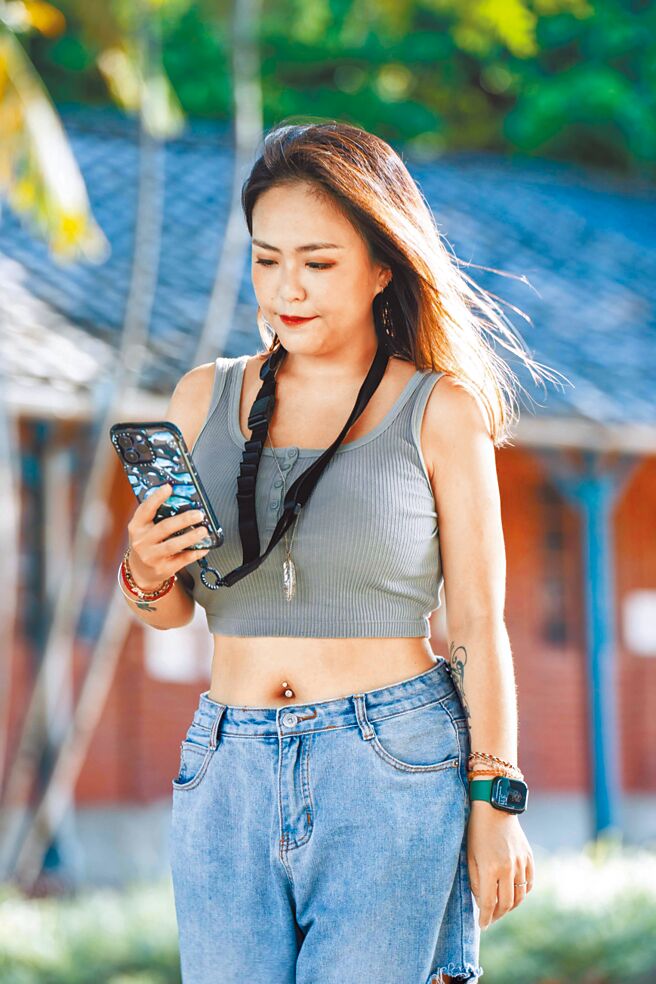 CASETiFY的特强防摔手机壳採全新的EcoShock防摔物料，加高相机环及边框以保护萤幕和镜头，搭配全新能挂脖或侧背的多功能手机背带更方便。（石智中摄）