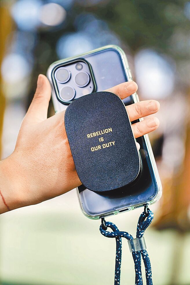 RHINOSHIELD犀牛盾推出全新的固架分别有MINI款与MAX款，加购挂绳系列配件，使用起来方便又不怕摔。（石智中摄）