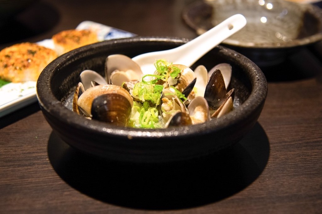 酒蒸蛤蜊是居酒屋的經典菜色，淡淡酒香暖心又暖胃。（圖/業者提供）