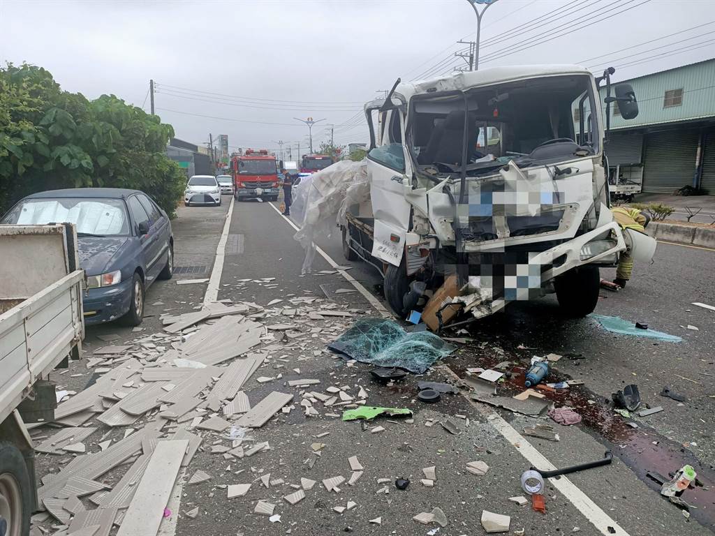 嘉义159县道公车遭撞3人送医货车车头全毁 社会 中时