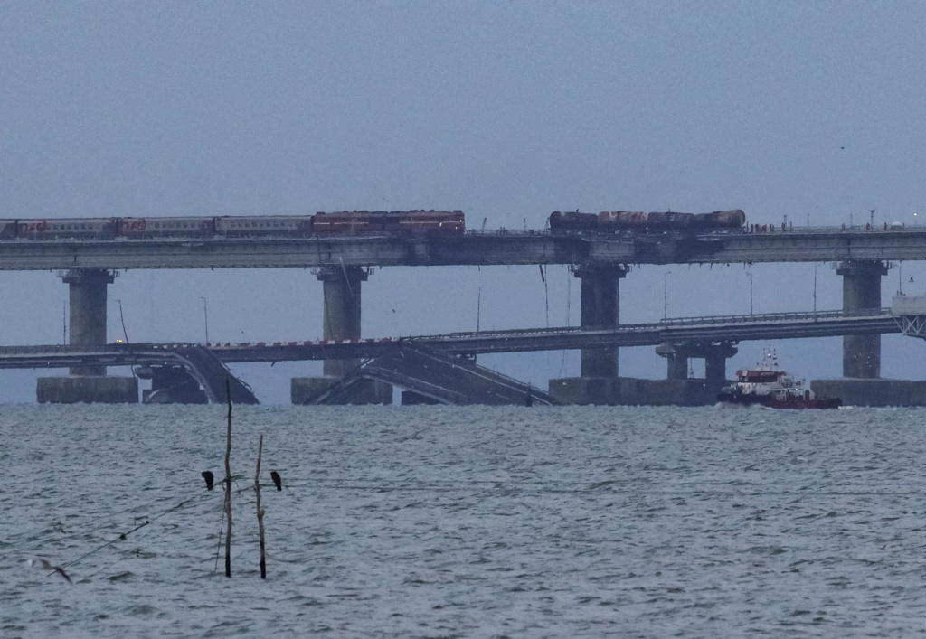 俄国的空袭似为报复8日克里米亚大桥（Crimean Bridge，或称克赤大桥，Kerch Bridge） 爆炸。这座桥连接被俄兼併的克里米亚。图/ 路透社(photo:ChinaTimes)
