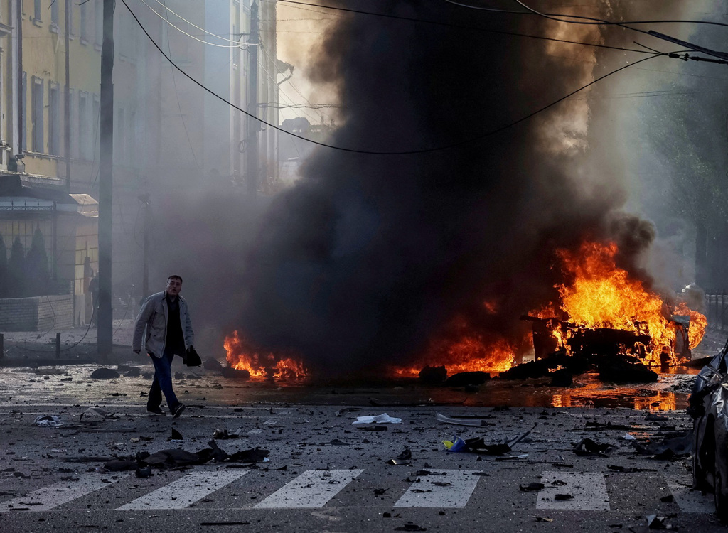 俄罗斯10日大规模轰炸乌克兰民间设施，专家分析普丁将因此面临2种风险。图为基辅市中心10日被炸的画面。（图／路透社）(photo:ChinaTimes)