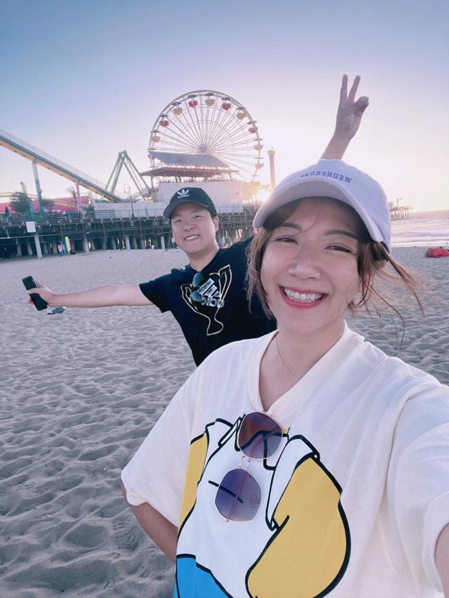 夫妻俩在沙滩看夕阳，怎料拍完照鞋子便被偷走。（图／郑亦真提供）