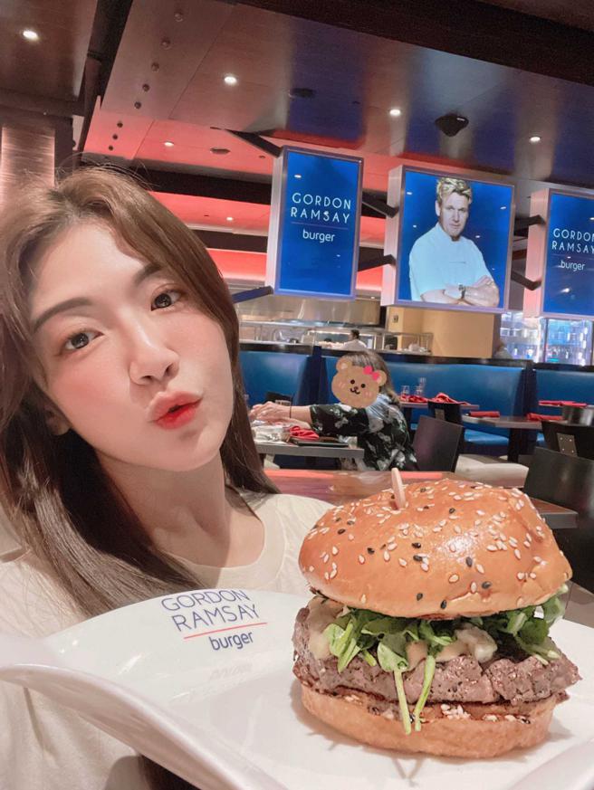郑亦真因吃汉堡声名大噪，去美国也不忘朝圣「地狱厨神」在拉斯维加斯的汉堡店。（图／郑亦真提供）